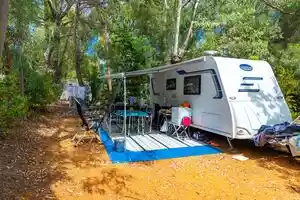 Staanplaats caravan op voordelige camping aan de kust van Zuid-Frankrijk