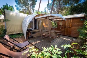 Ingerichte tent op camping met 4 sterren in de Provence