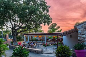 Restaurant en lounge op camping aan zee in de Provence