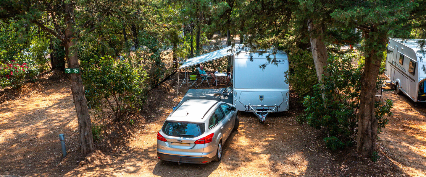 Caravan tent camper op camping in de natuur in de Provence