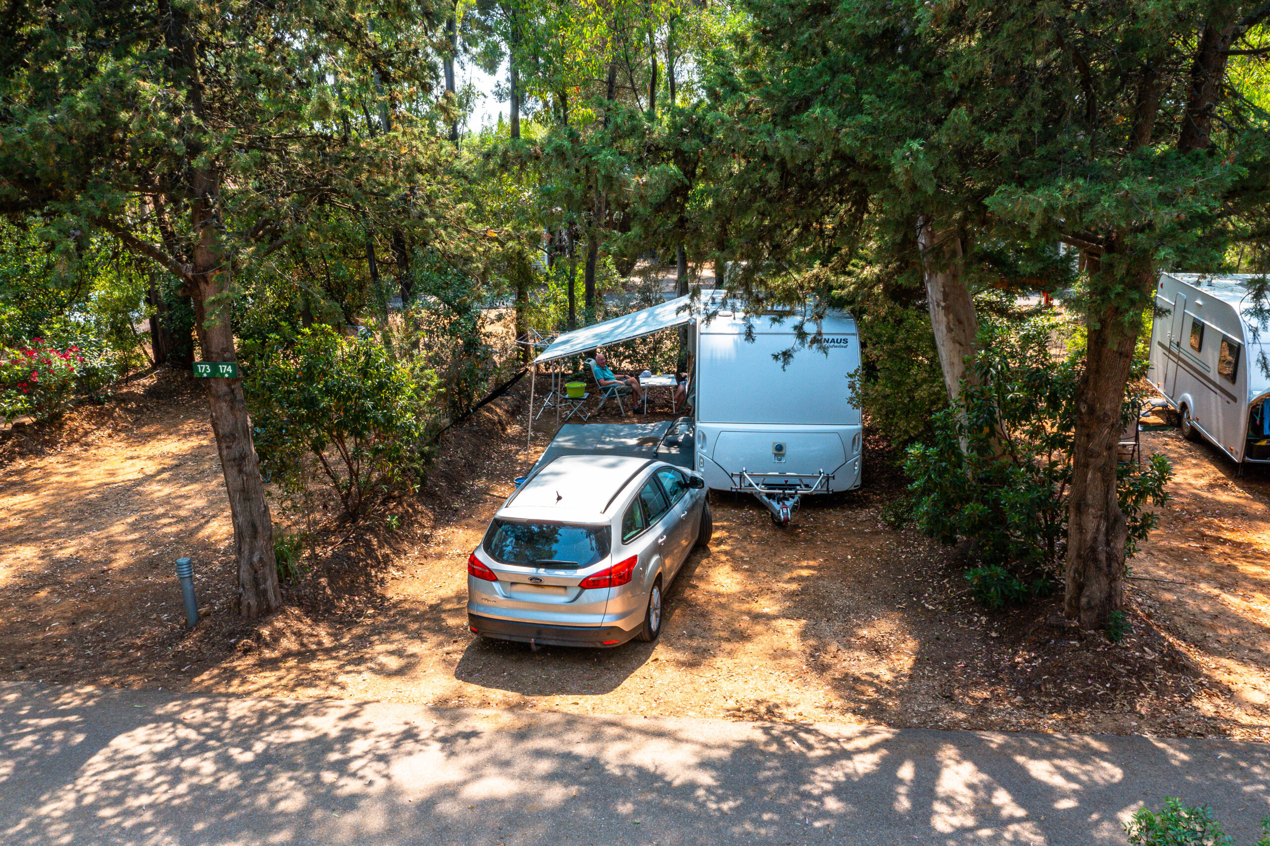 Caravan tent camper op camping in de natuur in de Provence