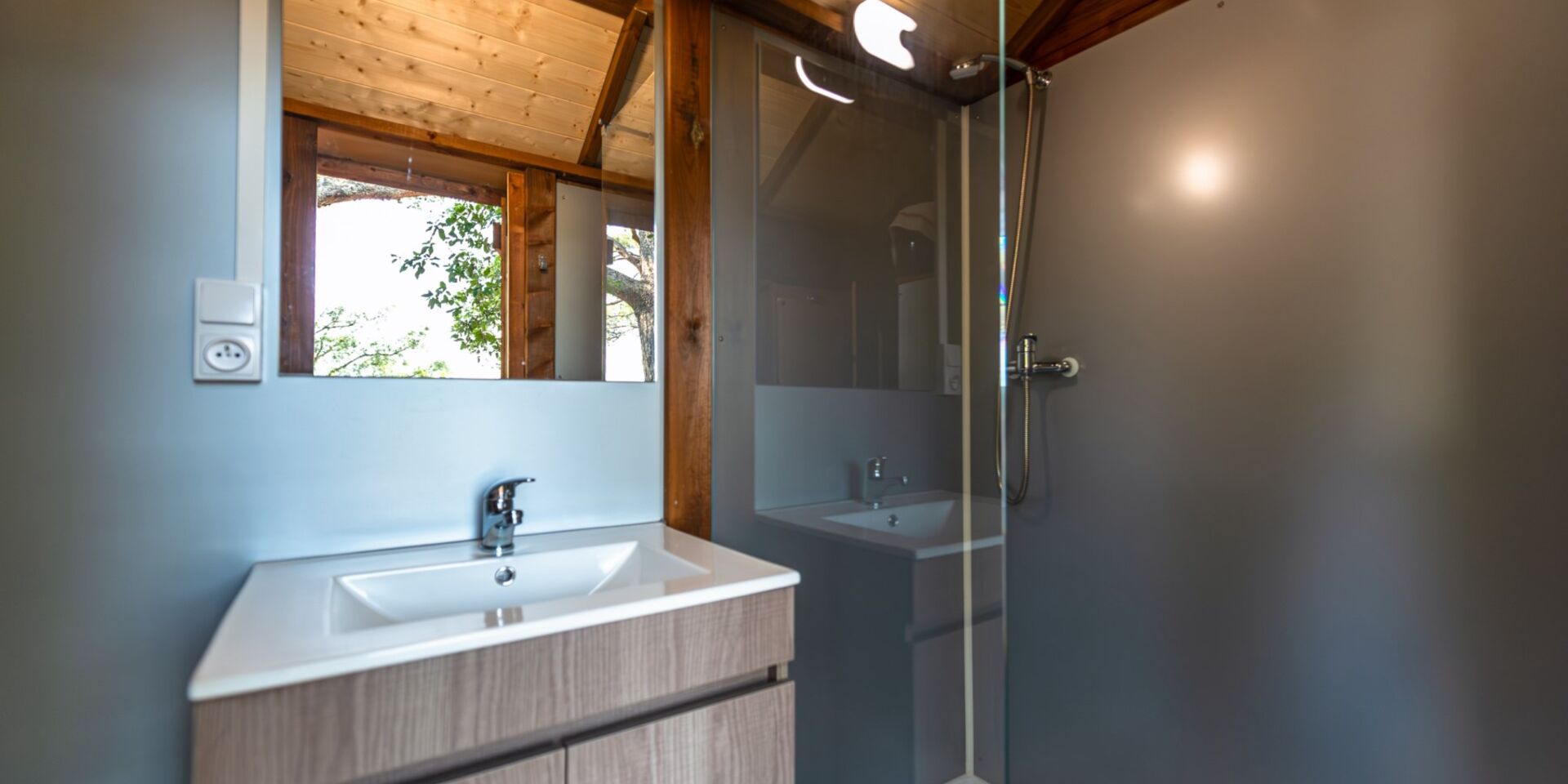 Privésanitair op een 4-sterrencamping.